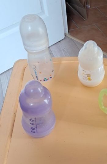 3 petits biberons plastique 
