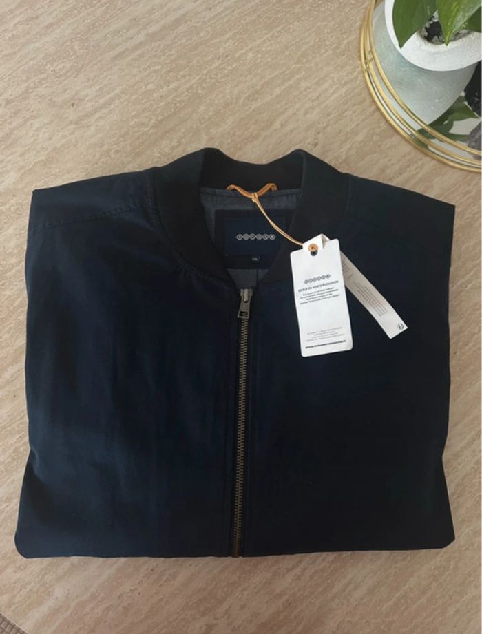 Magnifique blouson de type bomber, neuf avec étiquettes.