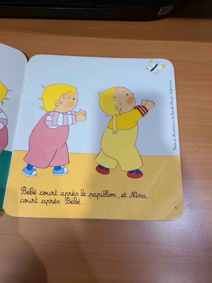 Bébé joue dans l'herbe avec Nina - photo numéro 4