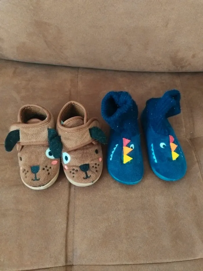 Lot de 2 paires de chaussons pointure 22