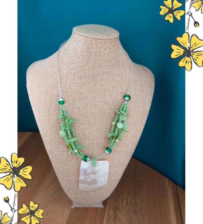 Collier perles vertes et pendentif nacré – Fait main