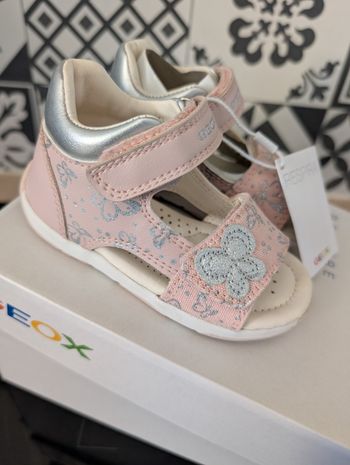 Sandales d'été fille. Doublure en cuir tout doux et souple. Taille 21. Neuf. Geox 