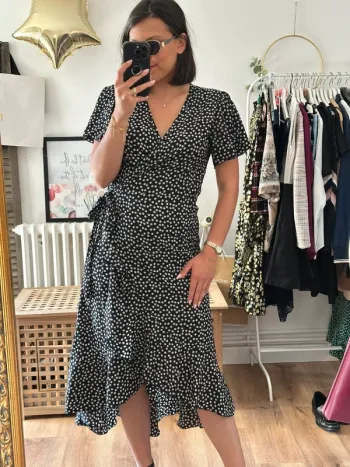 Robe portefeuille noire et blanche à fleur taille 36