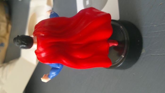 Figurine SUPERMAN  avec éclairage LED (PRODUIT NEUF) - photo numéro 9