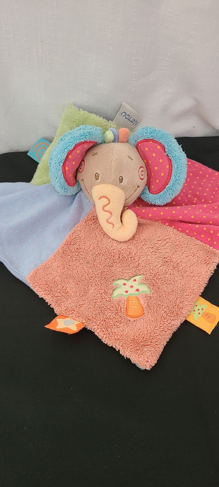 Eléphant NATTOU doudou carré plat orange et bleu vert rouge palmier - photo numéro 3