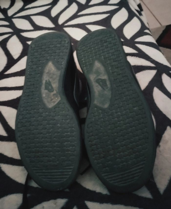 Baskets "Nike" pointure 36 et demi noirtrès peu portées - photo numéro 9