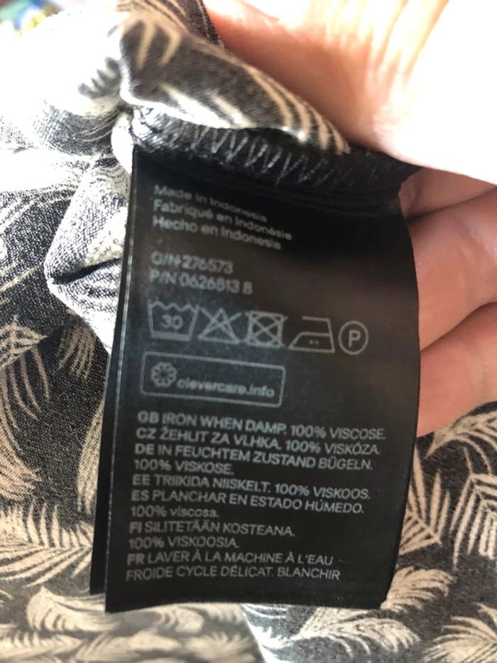 Blouse col v noire manches courtes 38 H&M neuve avec étiquette - photo numéro 3