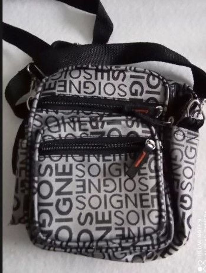 Pochette grise avec bandoulière gris et noir