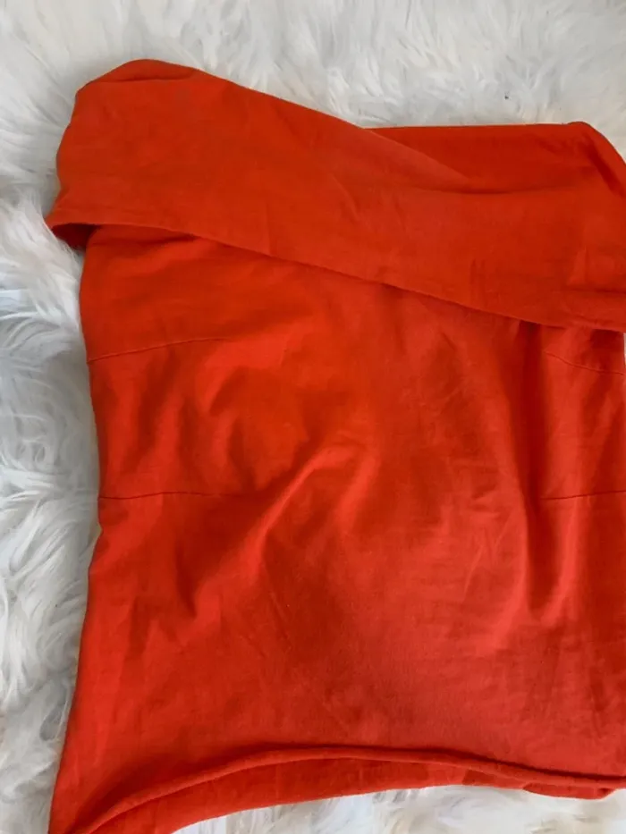 Haut chic rouge épaules dénudées - photo numéro 4