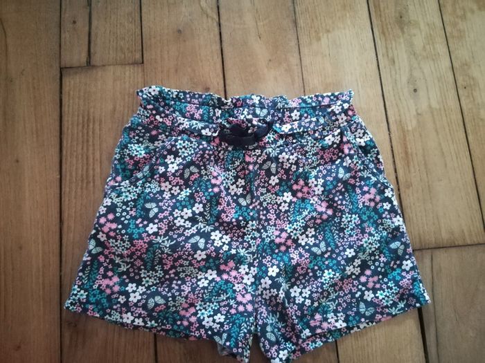 Superbe short motifs fleuris 4-6 ans 3€