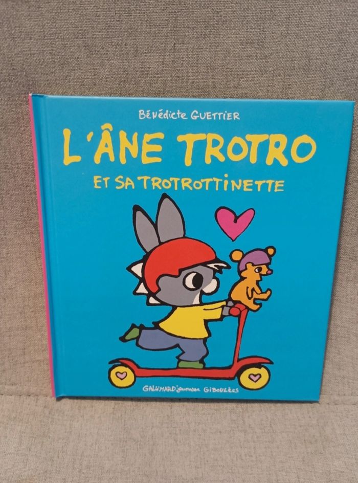 Livre l'âne Trotro se sa trotinette