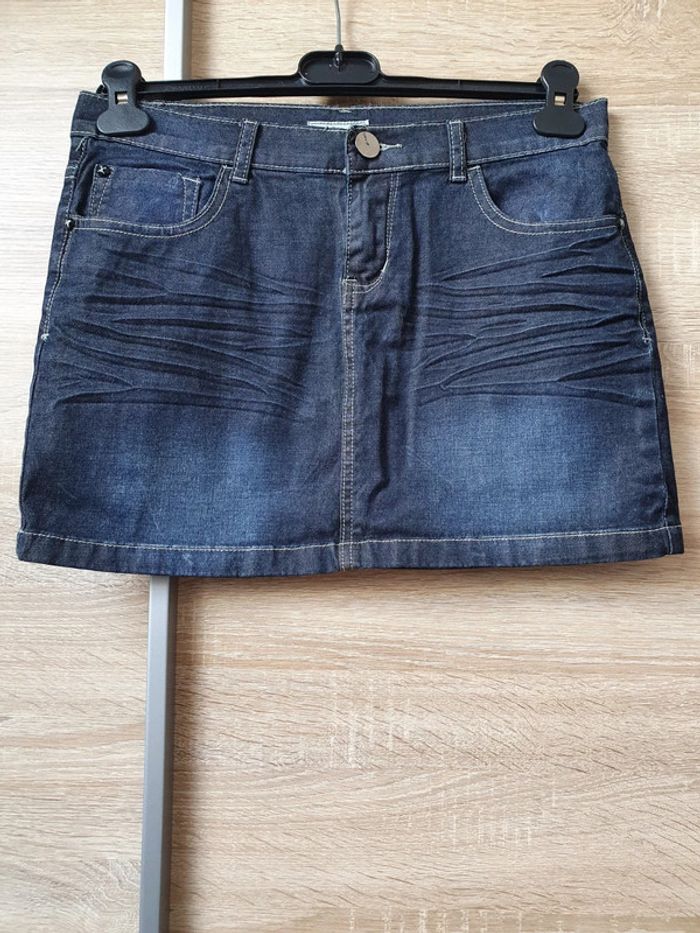 Mini jupe en jean.