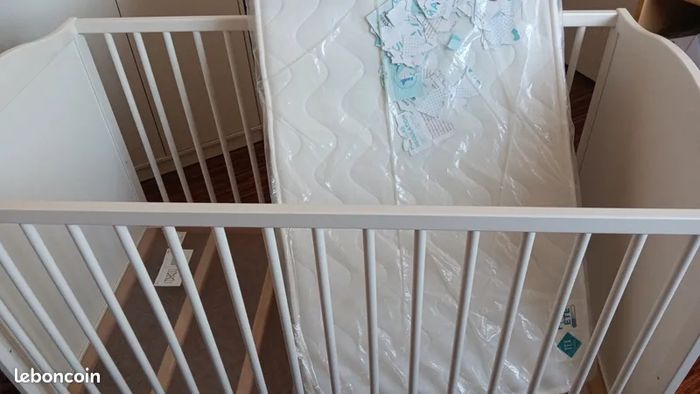 Lit ɓébé avec matelas trés bon état prix 120 euros