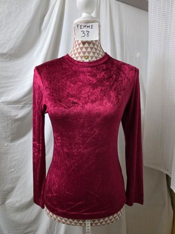 Tee-shirt,bordeaux,façon velours, ML,en très très bon état, en viscose&polyester, largeur d'épaule 35cm, largeur sous bras 43cm, longueur 55cm, marque Pablo Paris/ Made in France=7€
