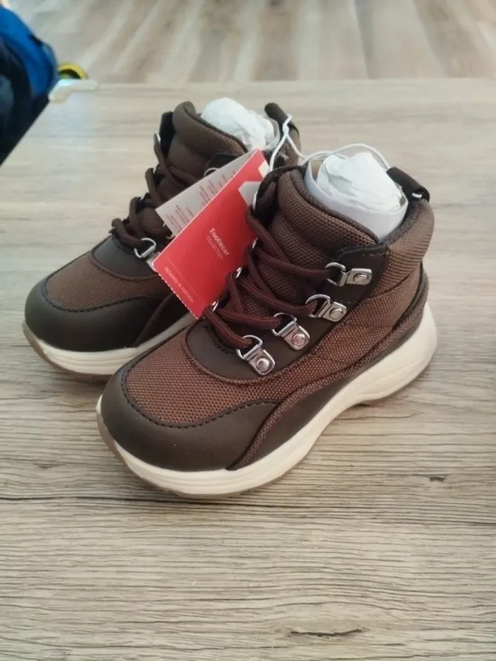 Paire de chaussures montantes marron neuves 23