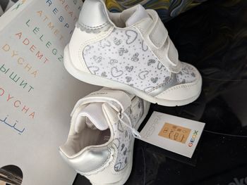Chaussures fille. Taille 22. Neuf. Geox