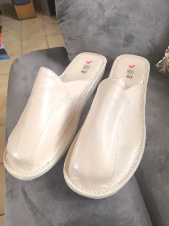 Jolies pantoufles en cuir beige