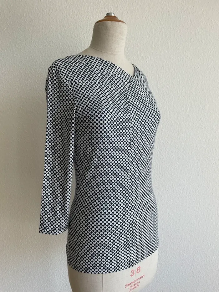 Petit pull bleu marine à motif rond blanc
