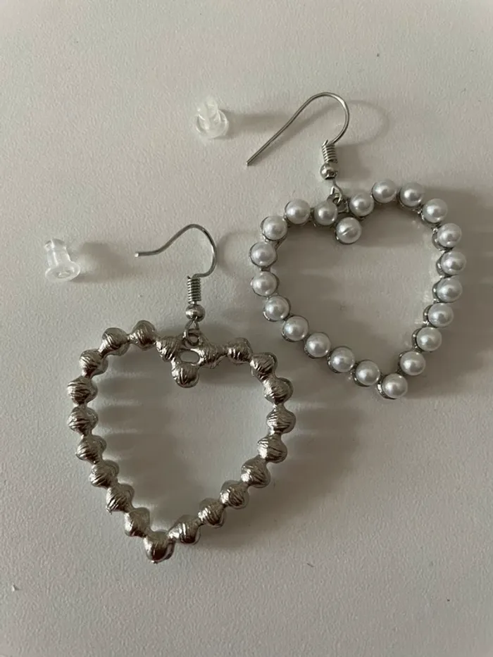 Boucle d’oreille cœur à perles du groupe MaxMara sans logo,sans étiquette. - photo numéro 3