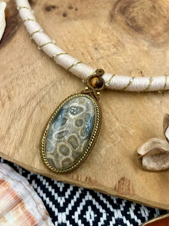 Collier torque en macramé et coton avec pierre de Corail fossilisé et Œil de Tigre - photo numéro 3