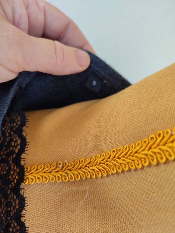 Pull col V strass et dentelle TBE - photo numéro 3