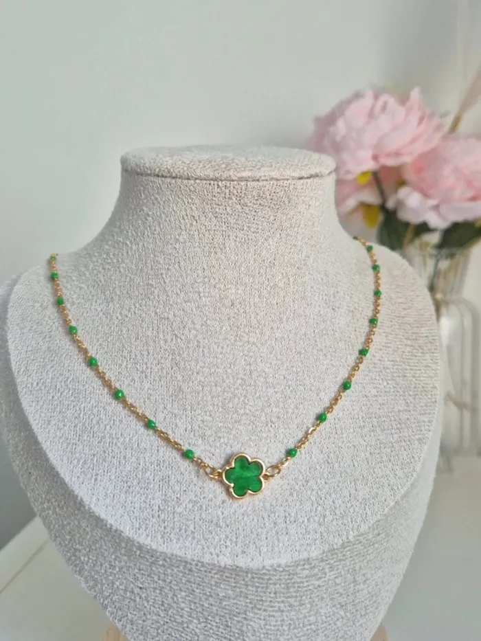 Collier ras du cou 🌸 perles en résines vertes et trèfle nacré