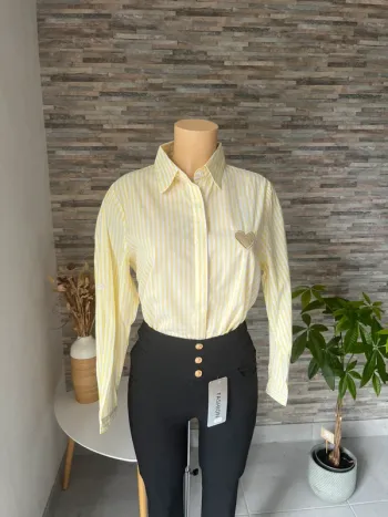 Chemise en coton jaune et blanche et cœurs brodés