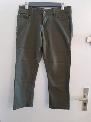 Pantacourt femme,Taille 36,  couleur kaki,  Marque BA8 Collection