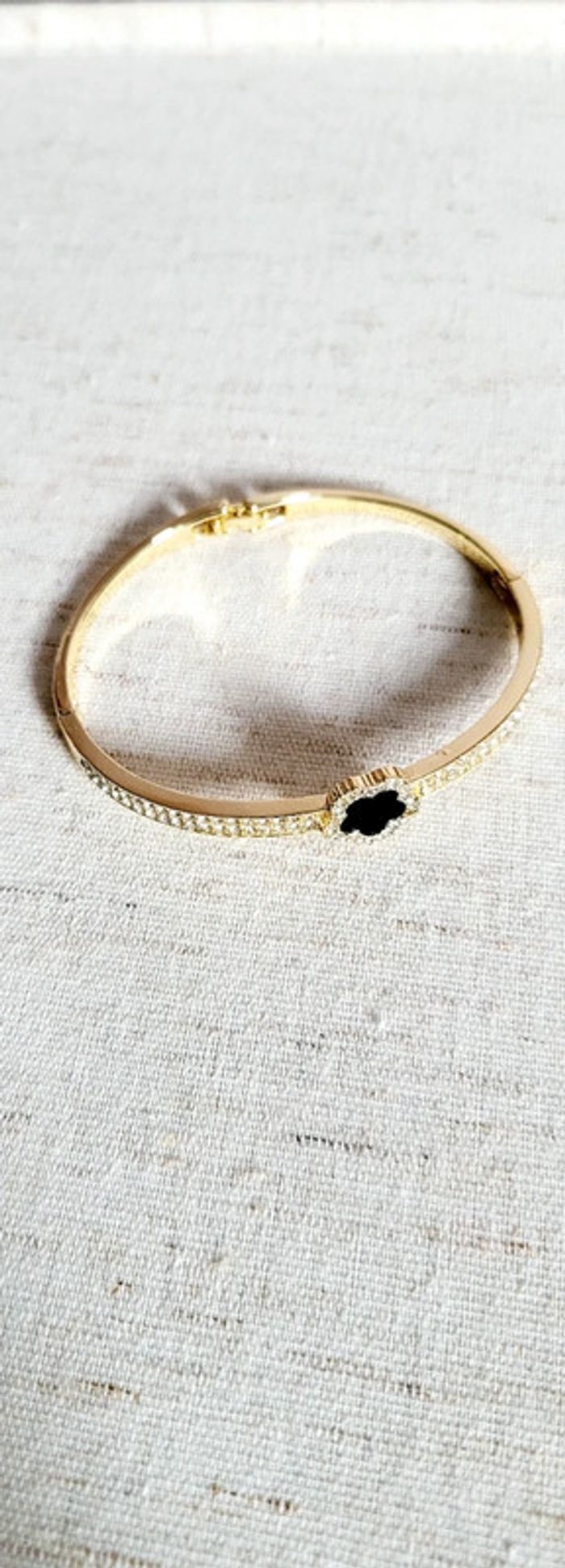 Bracelet rigide doré fleur noire et strass – style élégant - photo numéro 3