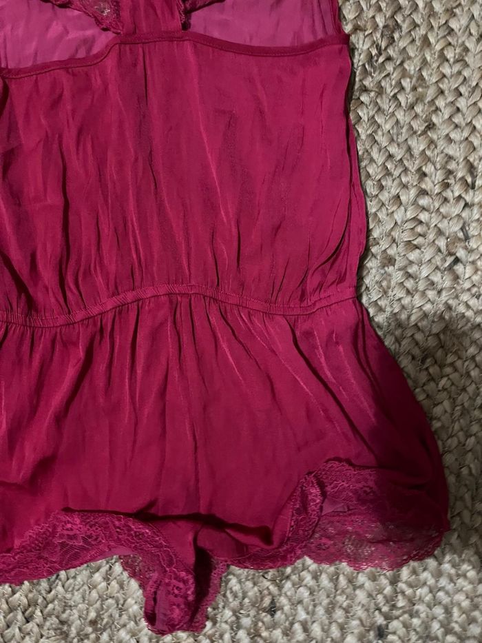 Combishort effet satiné rouge à dentelle - photo numéro 3