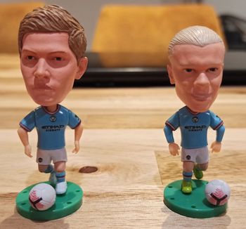2 figurines foot Manchester City : Erling Haaland et Kévin de Bruyne