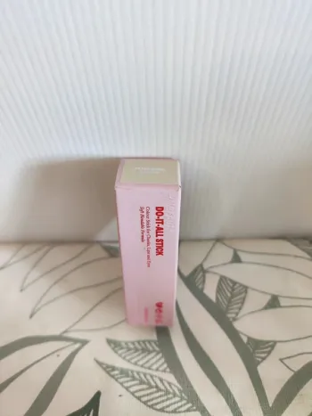 H&M beauty stick de couleurs pour les joues, les lèvres et les yeux pearl glow 7g valeur 10€