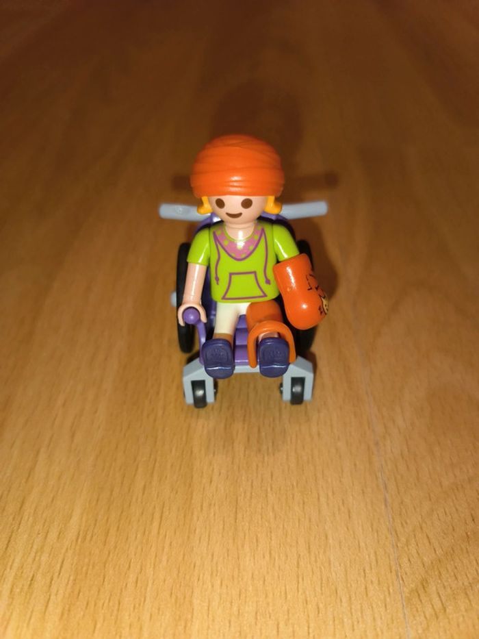 Petite fille avec sa chaise roulante Playmobil