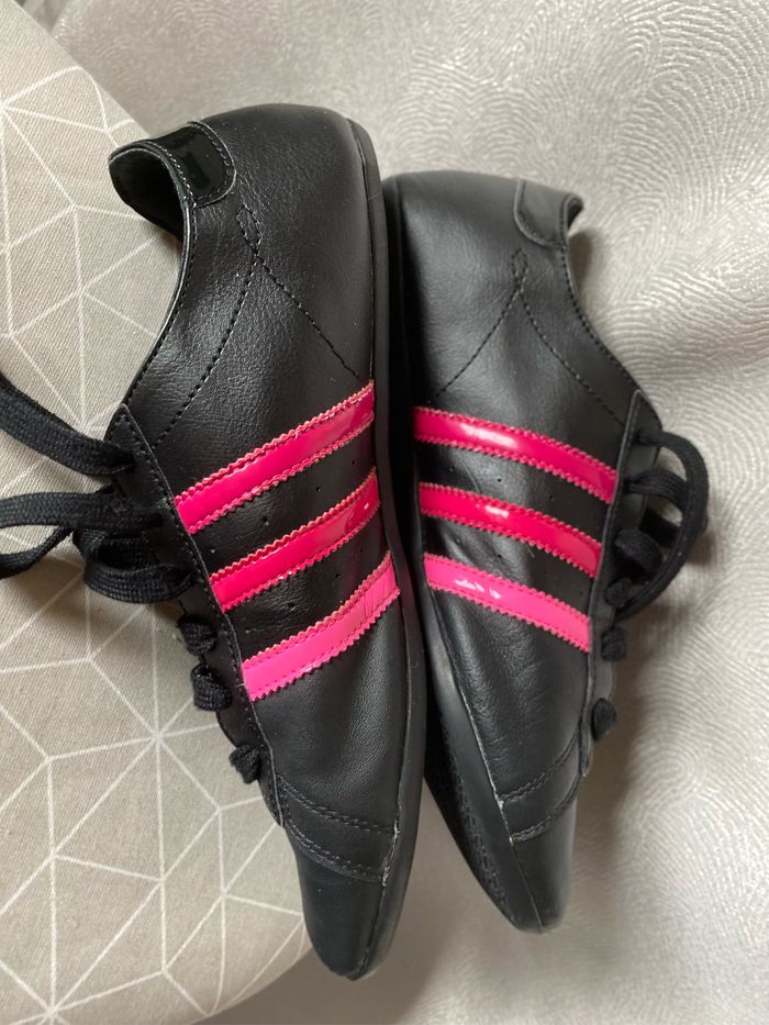 Baskets Adidas cuir noir et roses 39 1/2 - photo numéro 2