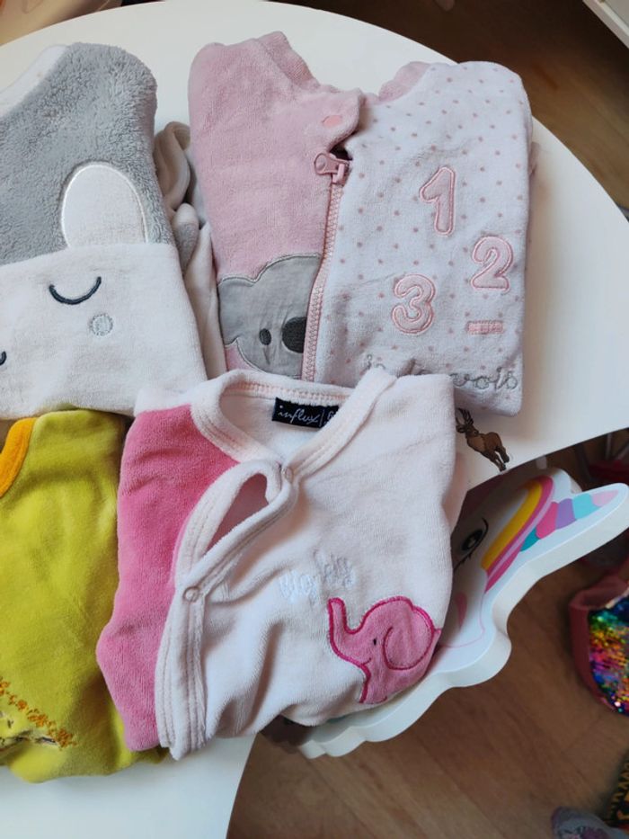 Lot pyjamas velours fille 6 mois - photo numéro 3