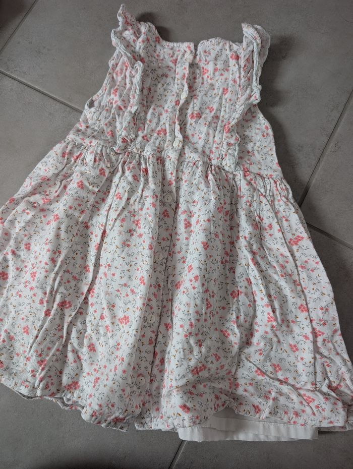 Très jolie robe à fleurs - photo numéro 4