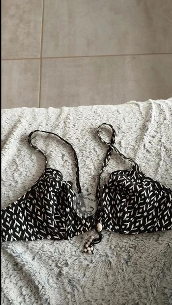 Haut soutien gorge de maillot de bain taille 38 noir et blanc
Redpoint