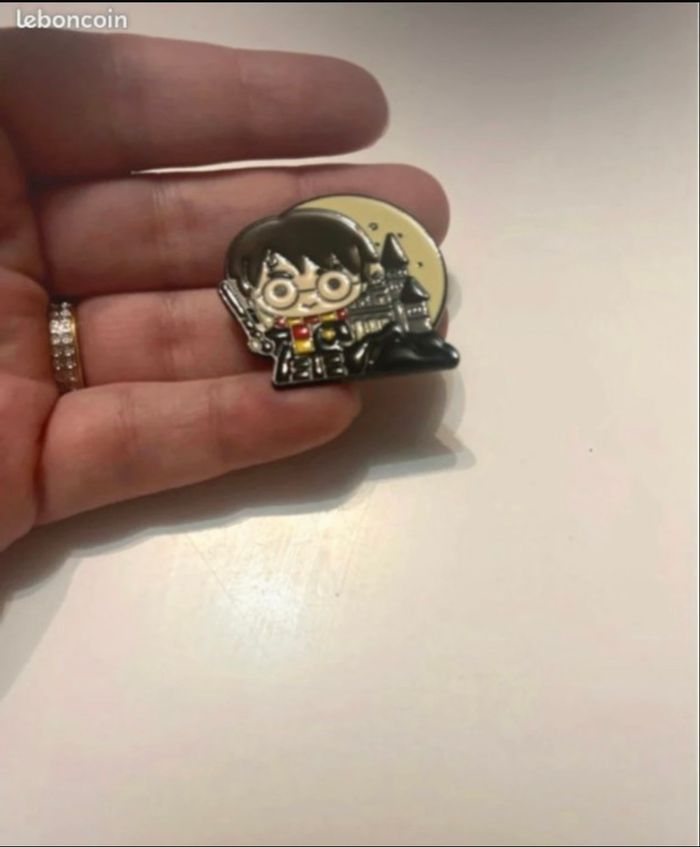 Pin’s NEUF à l’effigie d’Harry Potter devant Poudlard - photo numéro 2