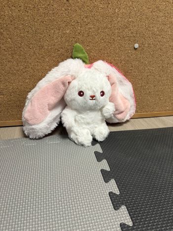 Peluche lapin fraise 