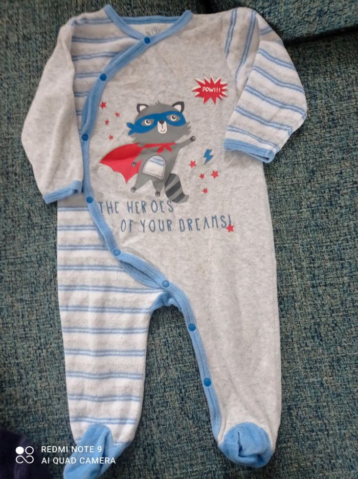 Un lot de deux pyjamas et un pantalon 9 mois - photo numéro 4