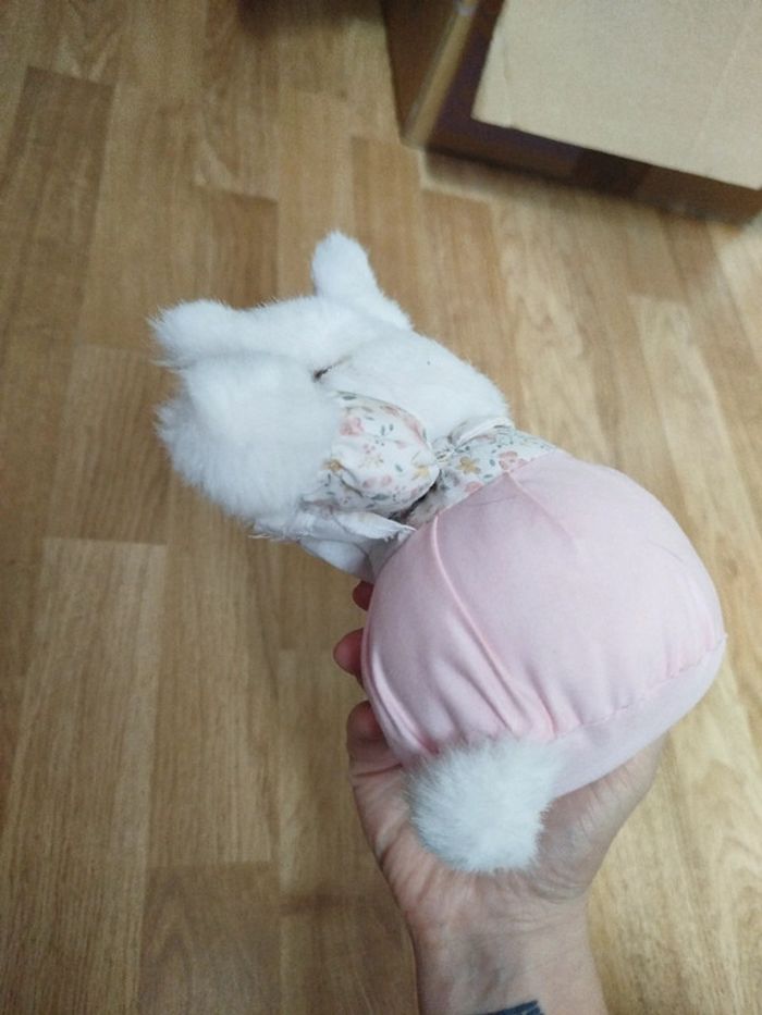 Peluche lapin boule blanc corps en tissu rose et dentelles, imprimé fleurs vintage - photo numéro 4
