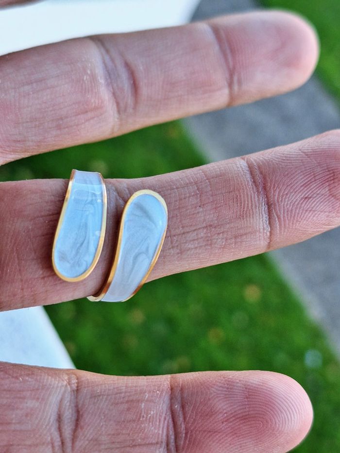 Bague Doré ouverte, avec du nacre blanc, Elégant et Minimaliste, Ajustable - photo numéro 5