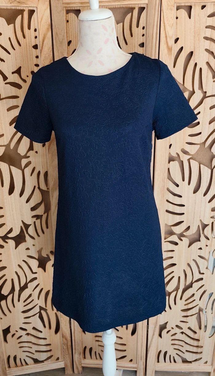 Mini-robe bleu marine à motif floral en relief Taille S Atmosphère
