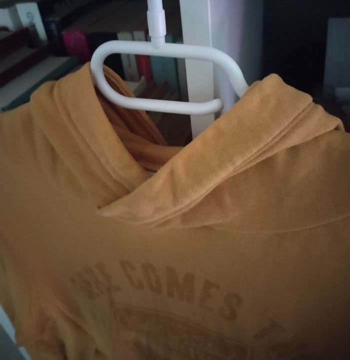 Sweat à capuche avec deux poches "Tape à l'œil" en très bon état