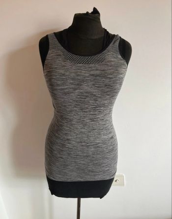 Haut de sport gris taille XS de chez Tissaia en très bon état