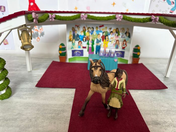 grand concours schleich avec chevaux et accessoires et boite d'origine - photo numéro 3