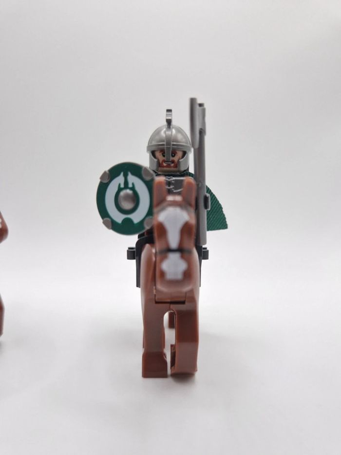 Figurines type lego 3 cavaliers du rohan dont le roi Théoden seigneur des anneaux / hobbit - photo numéro 4