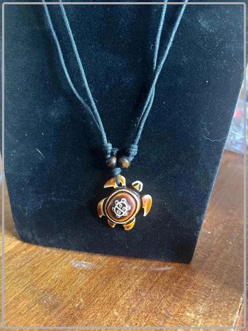 Collier tortue en résine