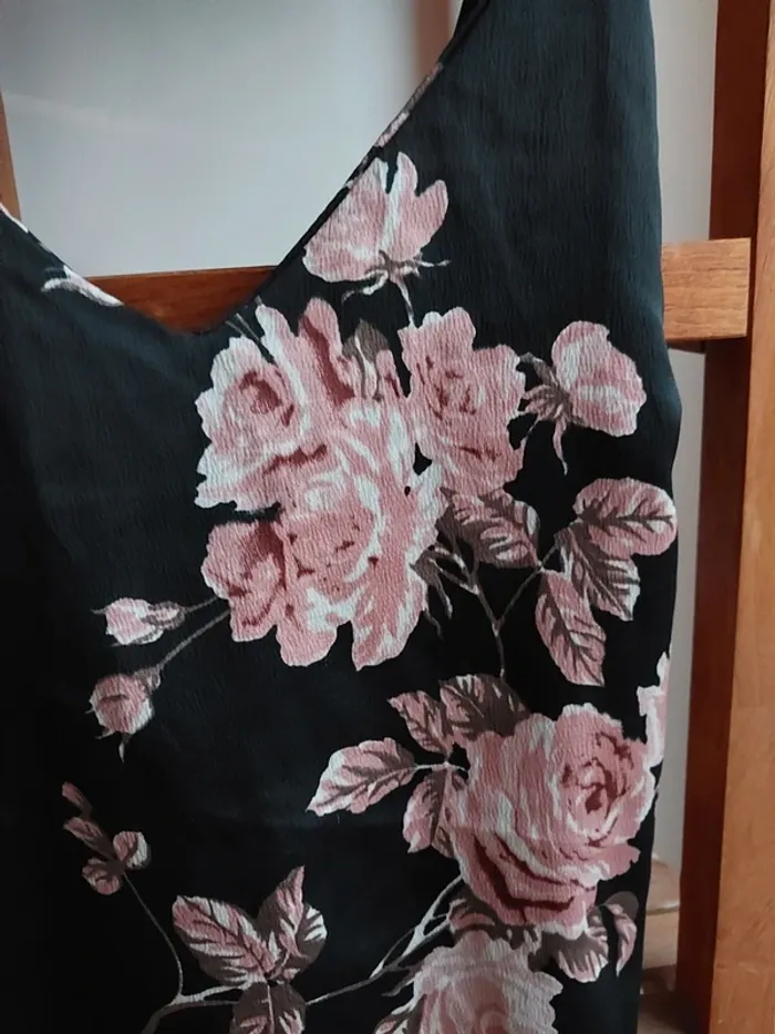 Top dos nu bretelle fine croisées noir fleuri rose - photo numéro 2