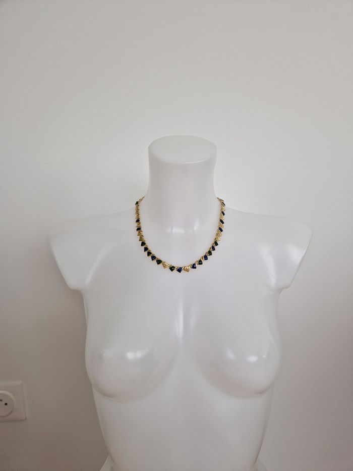 Collier vintage doré avec du bleu, vert